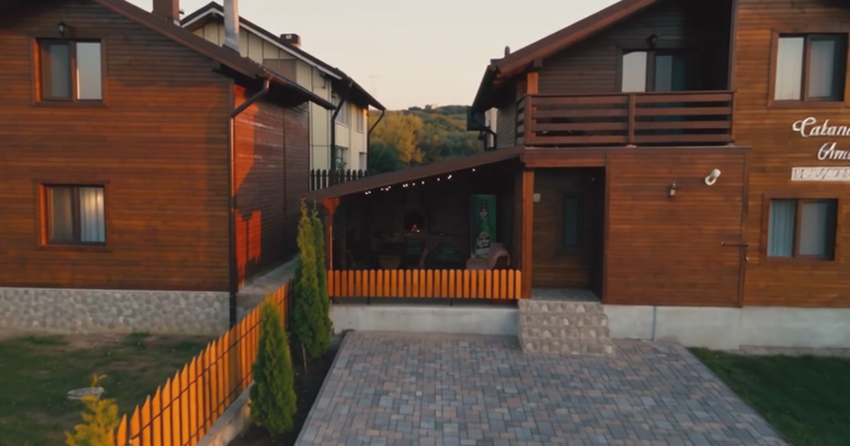 Cabana Amelie din lemn, cu terasă acoperită, la Băile Figa